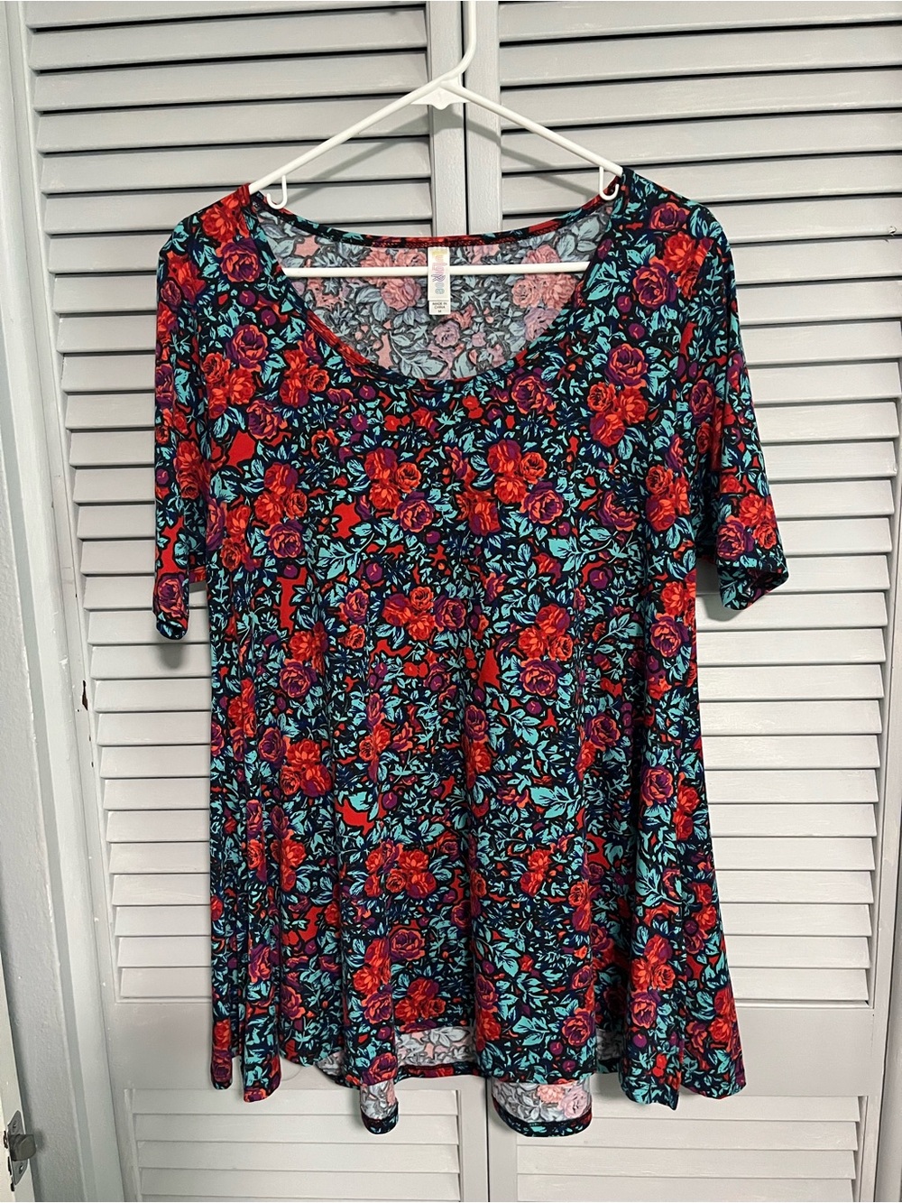 LuLaRoe Floral Scoop Neck Perfect Tee in Red, Teal & Black